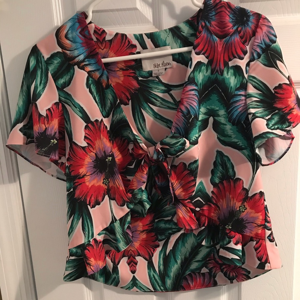 Boutique floral shirt tie front